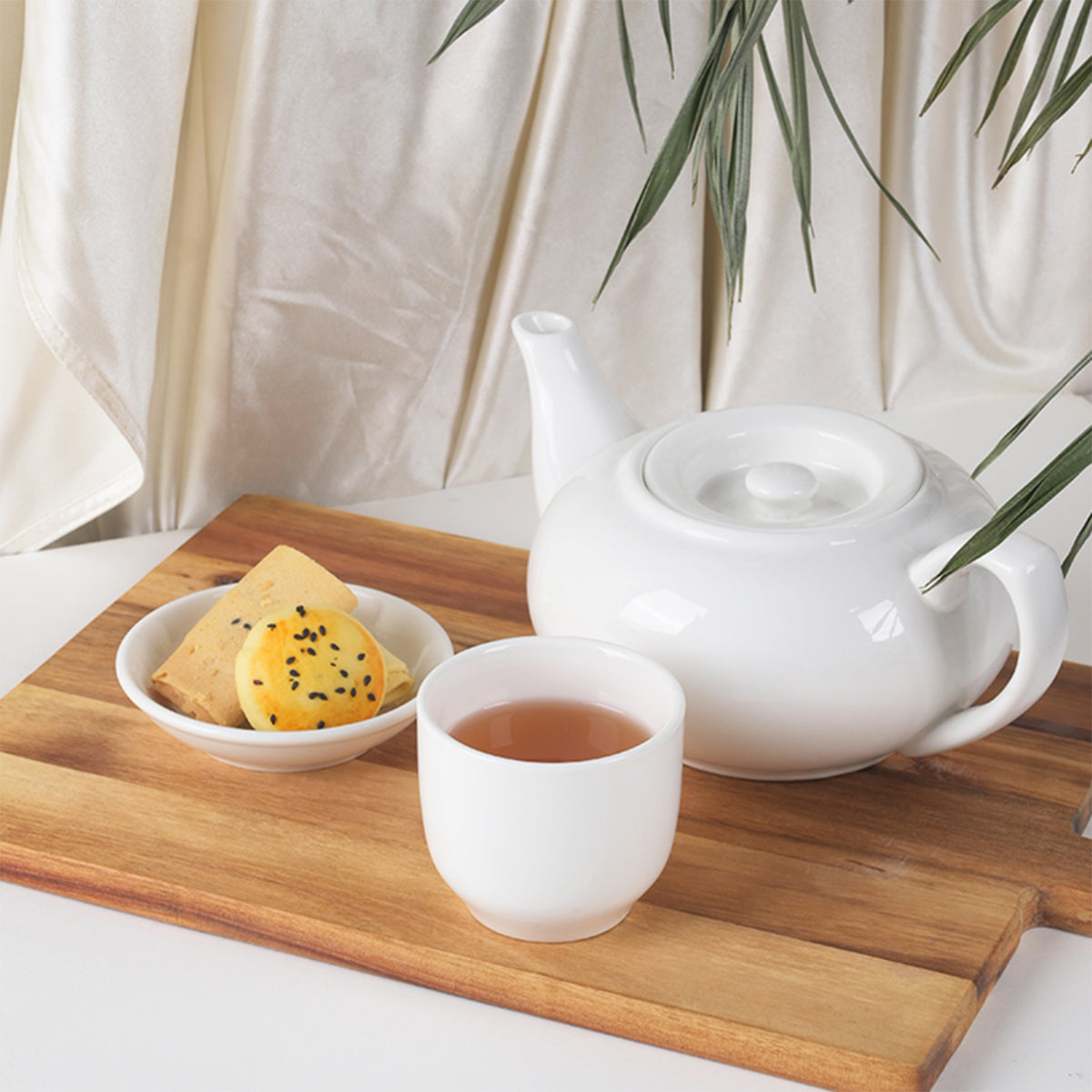 White Teapot with Lid 32oz – Round Shape, Premium Porcelain